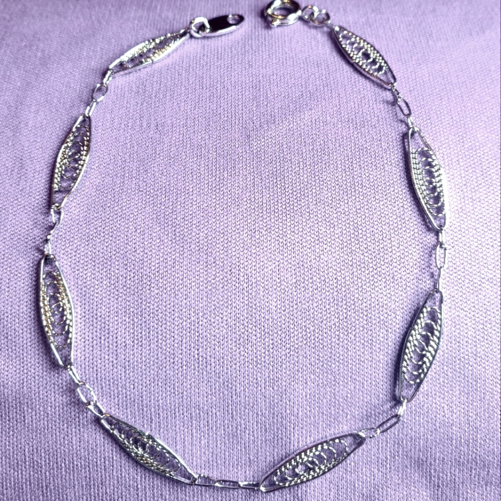 Vintage Trifari silver tone 7" bracelet